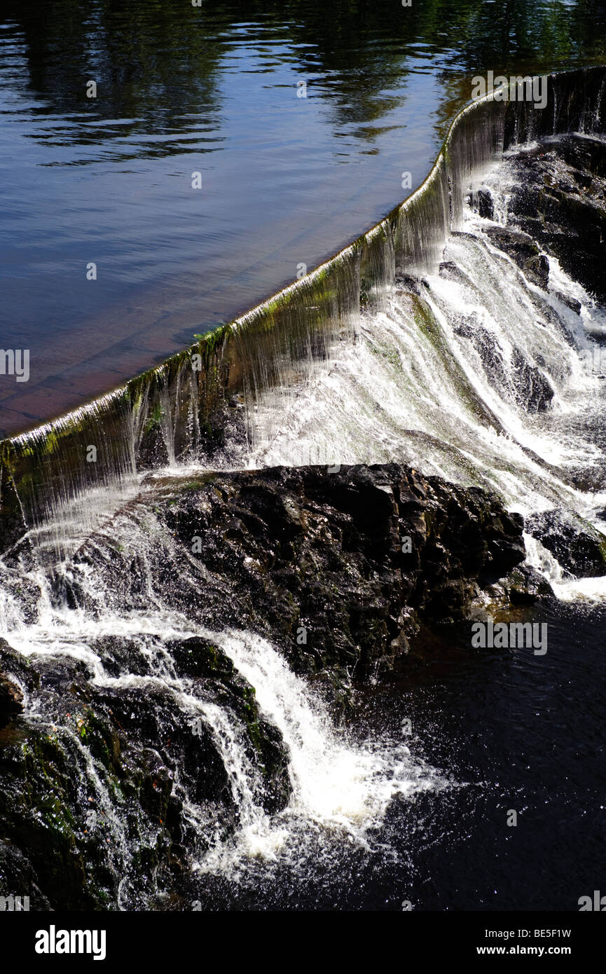 L'uomo ha fatto una cascata weir sul fiume Rheidol come parte dell'Idro Elettrica stazione di potenza, Galles Ceredigion REGNO UNITO Foto Stock