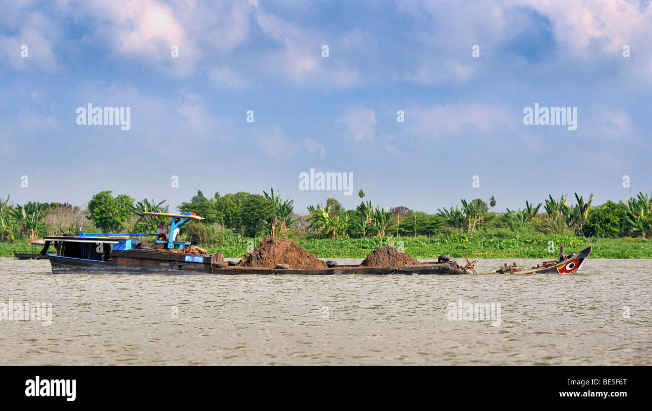 Barca da carico con sabbia, Delta del Mekong, Vietnam Asia Foto Stock