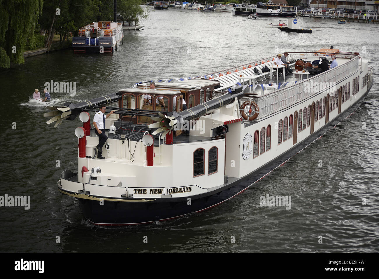 Imbarcazioni da fiume Henley Regatta,River Thames Regno Unito tradizionale evento annuale delle università britanniche.custodi e waterside attrazioni Foto Stock