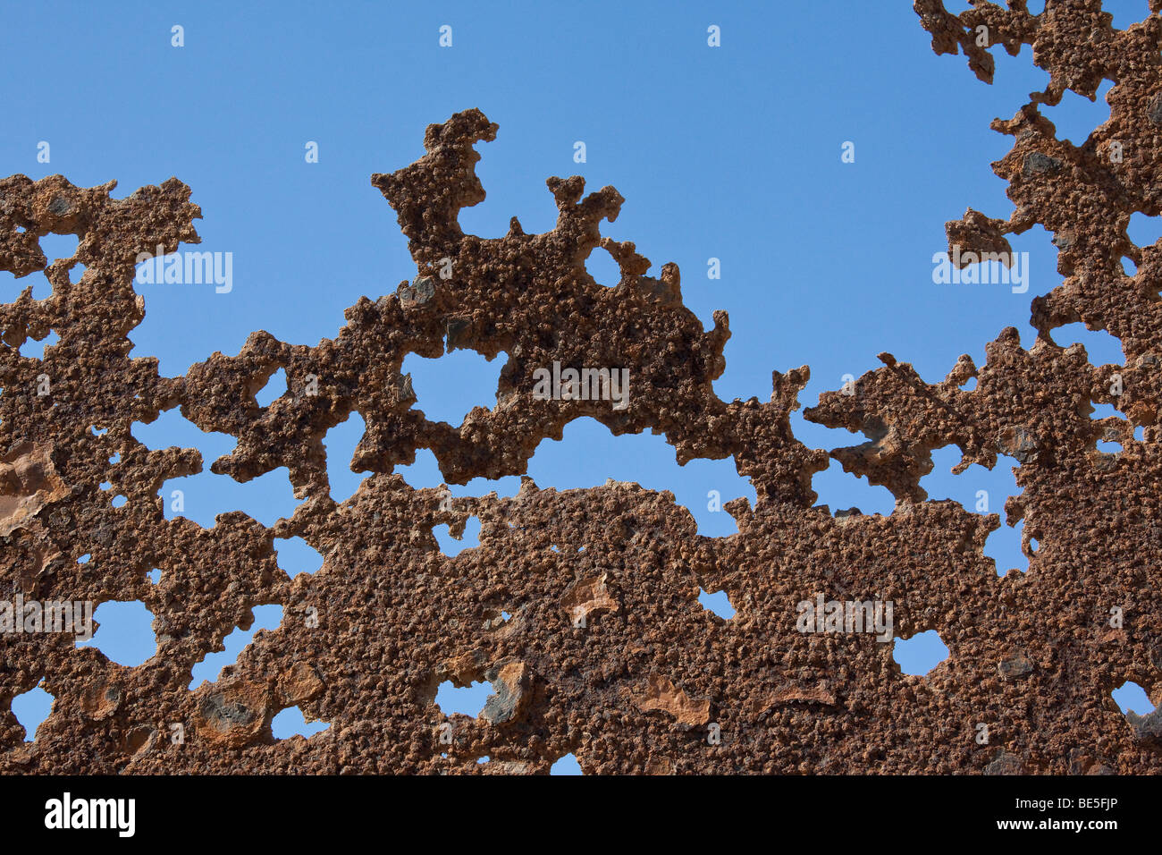 La corrosione del metallo (relitto di un olio della piattaforma di perforazione sulla Skeleton Coast in Namibia) Foto Stock