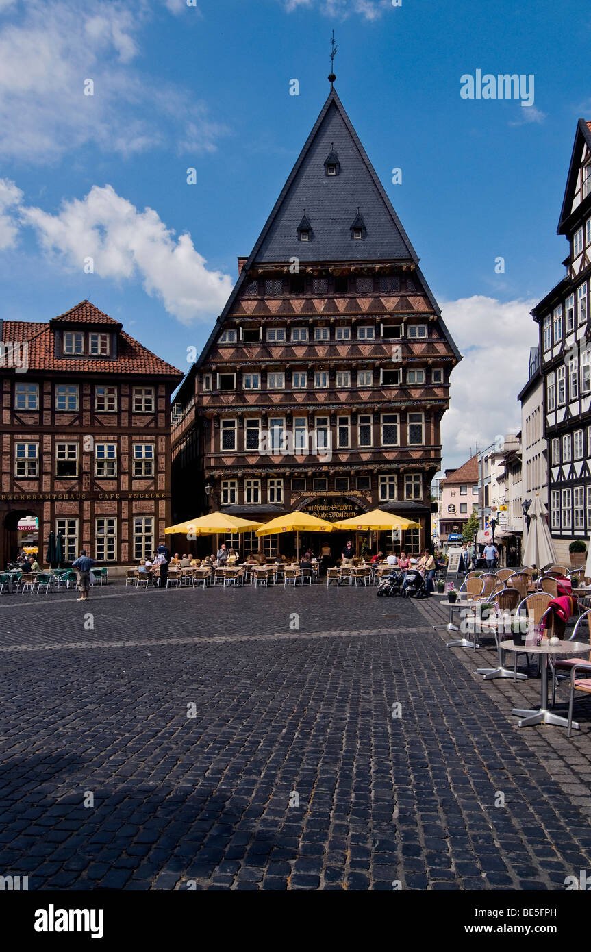 La piazza del mercato con il Baeckeramtshaus baker's guild house e la Knochenhaueramtshaus macelleria guild house, Hildesheim, Lowe Foto Stock