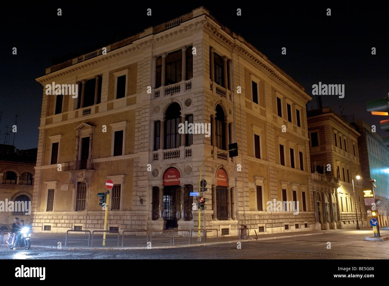 Roma, Italia, Piazza di Ponte Umberto I. Palazzo Primoli di notte. Foto Stock
