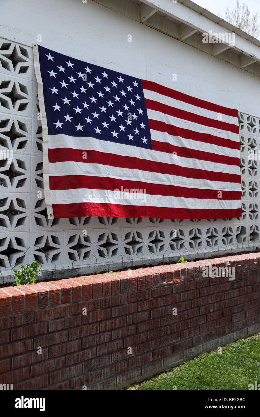 Bandiera americana appesa sul lato della casa Foto Stock