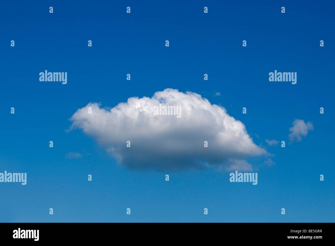 Cumulus nubi sul cielo blu Foto Stock