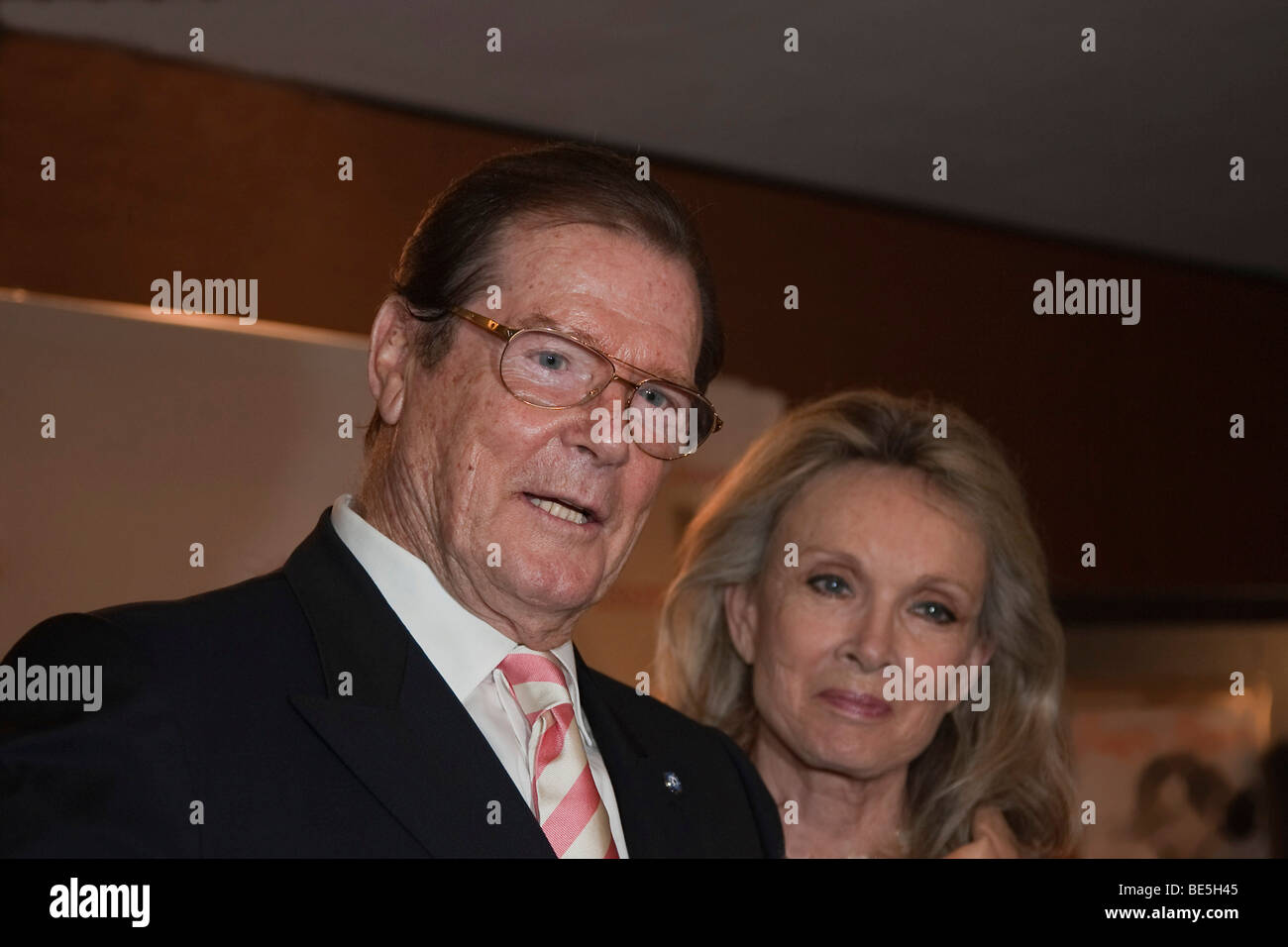 L'attore inglese e ex James Bond attore Sir Roger Moore con la consorte signora Kristina Tholstrup Foto Stock