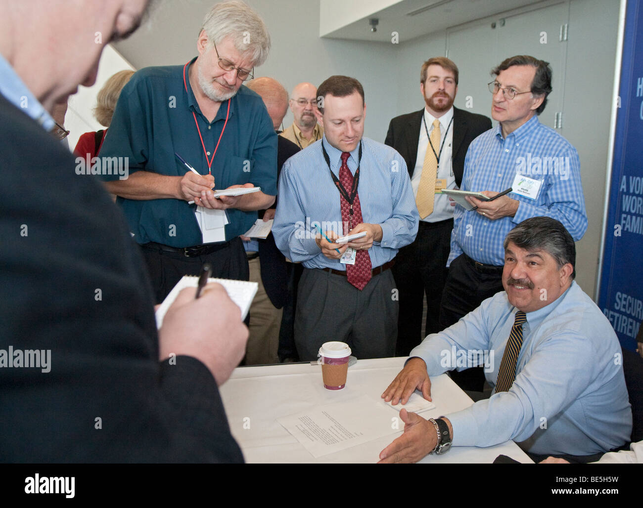 Pittsburgh, Pennsylvania - Incoming AFL-CIO Presidente Richard Trumka parla con i giornalisti alla AFL-CIO convenzione. Foto Stock