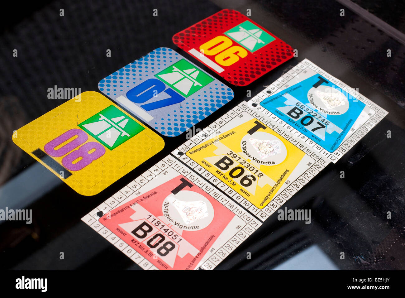 Vignetta autostradale 2006, 2007 e 2008 da Austria e Svizzera sul finestrino di un'automobile Foto Stock