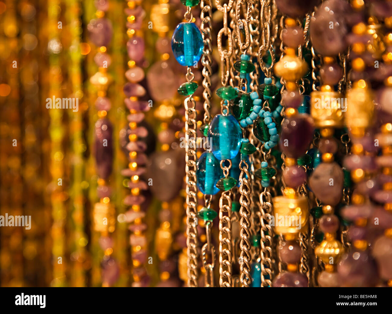 Metallo e collane di vetro appesi in negozio Palma Mallorca Spagna Spain Foto Stock