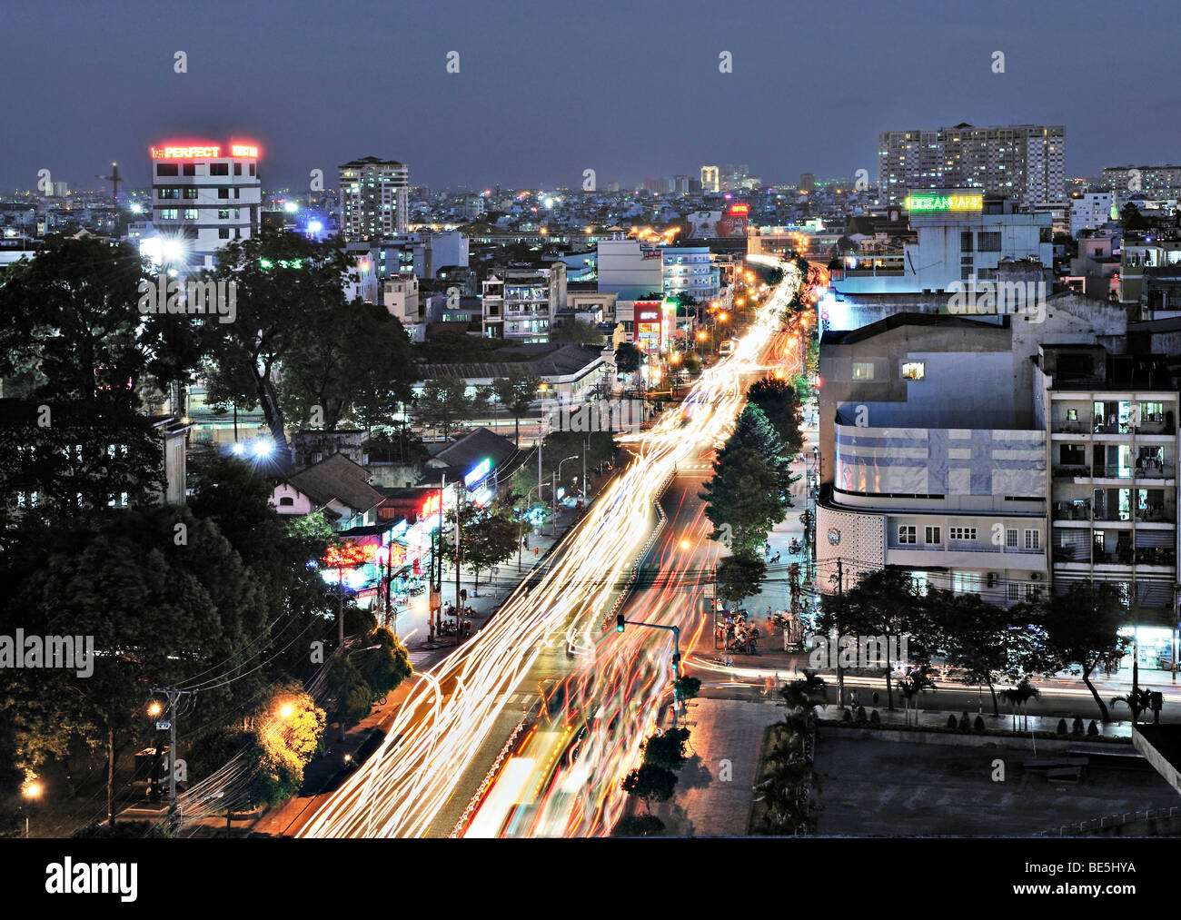 Strada trafficata arteria stradale di notte, Ho Chi Minh City, a Saigon, Vietnam, Asia Foto Stock