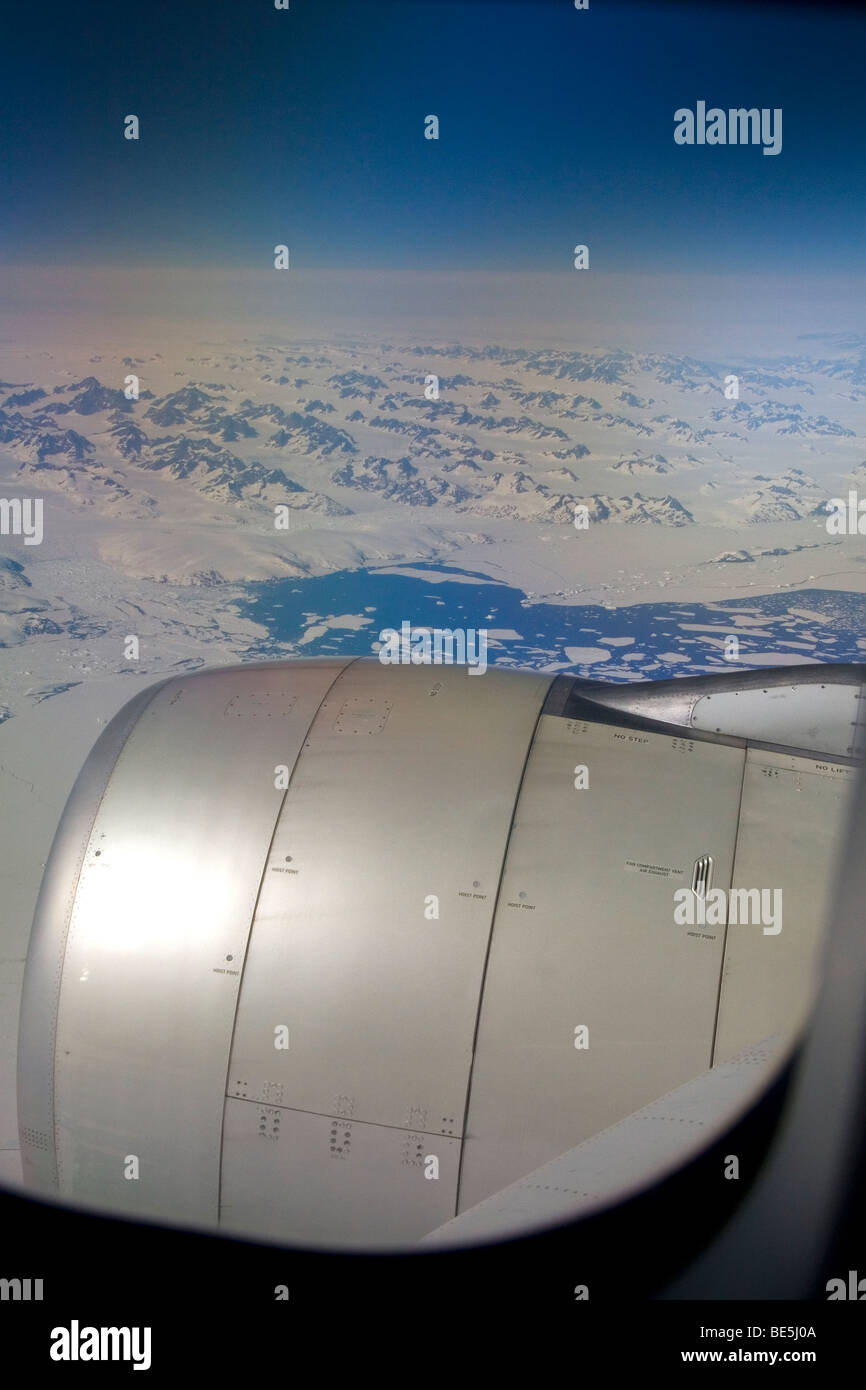 Vista aerea dei ghiacciai, iceberg della Groenlandia dalla finestra di un Airbus 330 passeggero aereo jet. Foto Stock