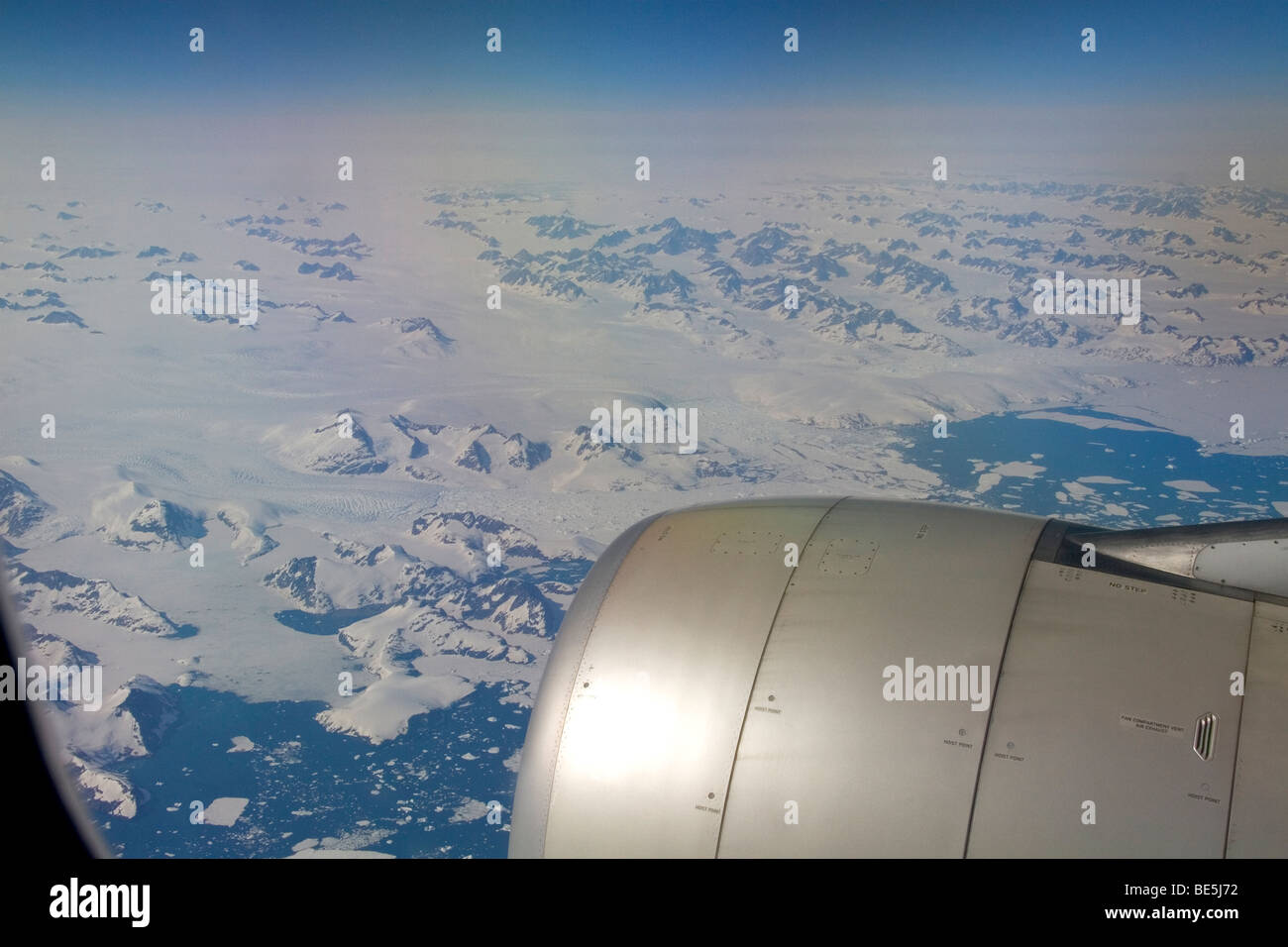 Vista aerea dei ghiacciai, iceberg della Groenlandia dalla finestra di un Airbus 330 passeggero aereo jet. Foto Stock