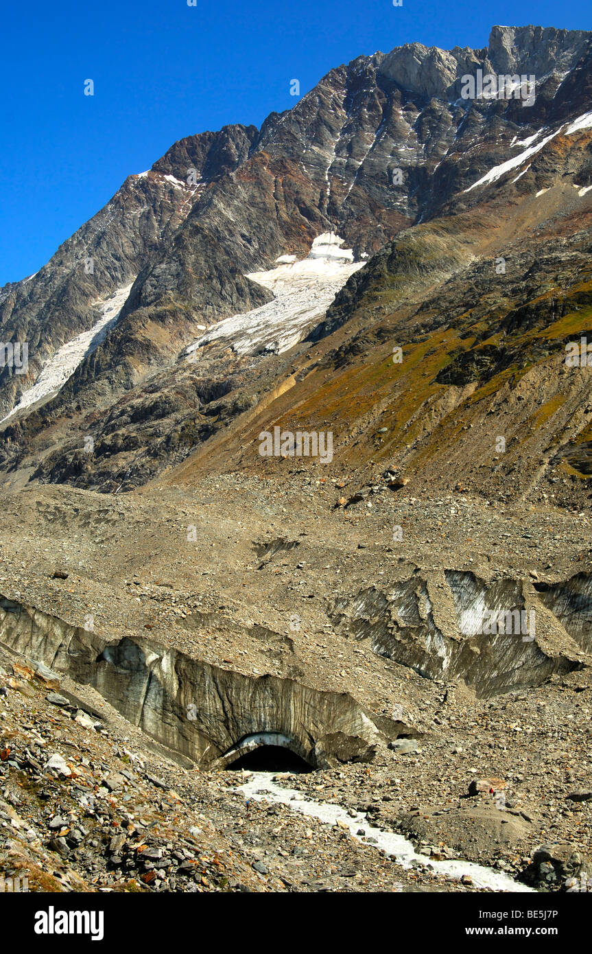 Rocce e detriti in corrispondenza della fine del fronte di ghiaccio del ghiacciaio Langgletscher, Loetschental, Vallese, Svizzera Foto Stock