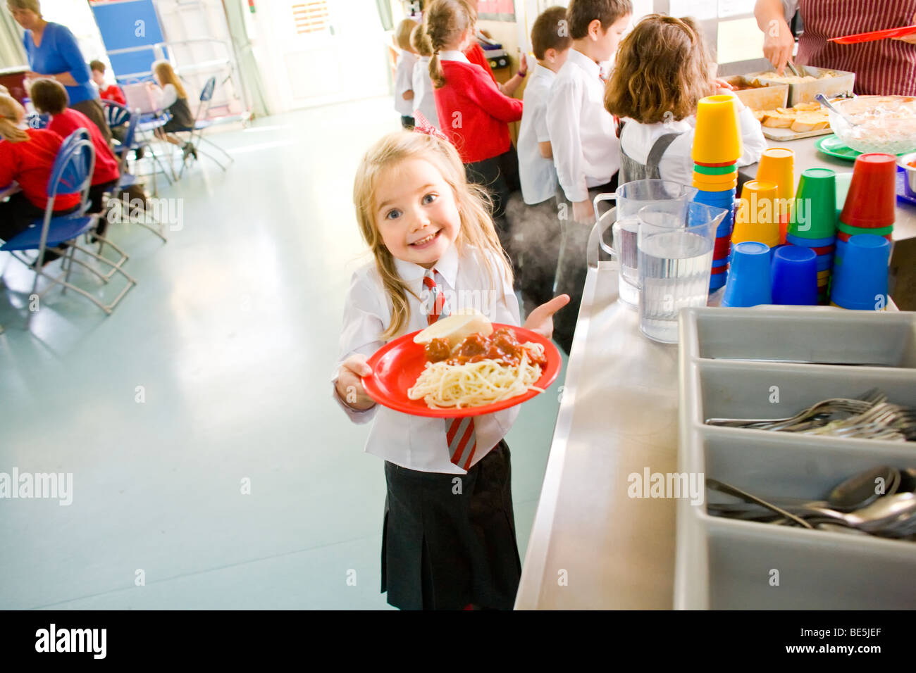 Scuola cena presso la scuola primaria regno unito Foto Stock