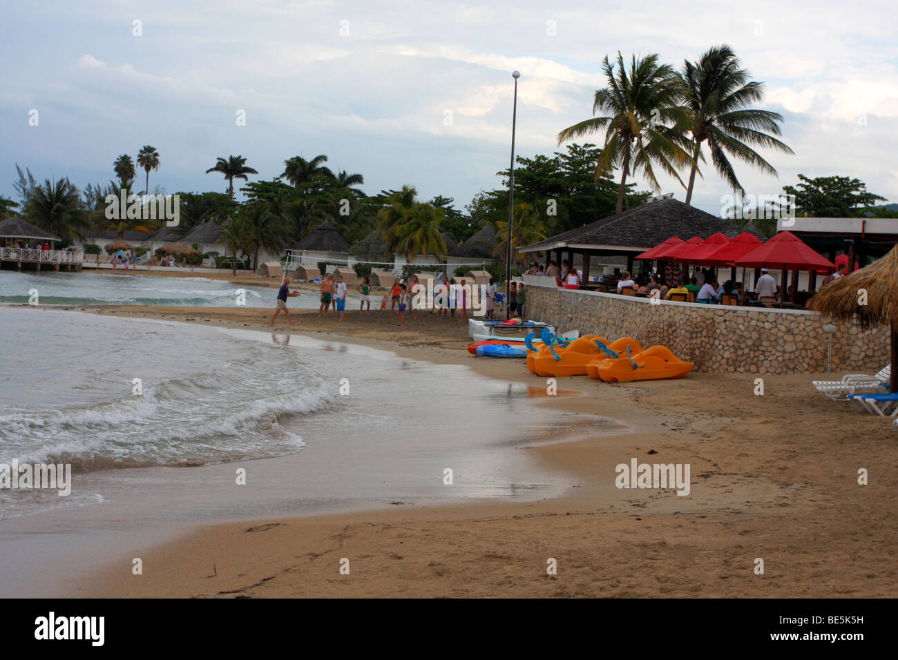 Spiaggia di sabbia a pallavolo gioco al Royal Decameron resort caraibico, Runaway Bay, Giamaica Foto Stock