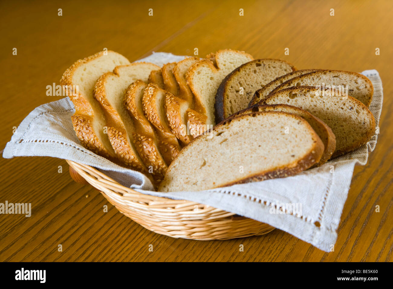 Fette di pane bianco e bruno nel cestello Foto Stock