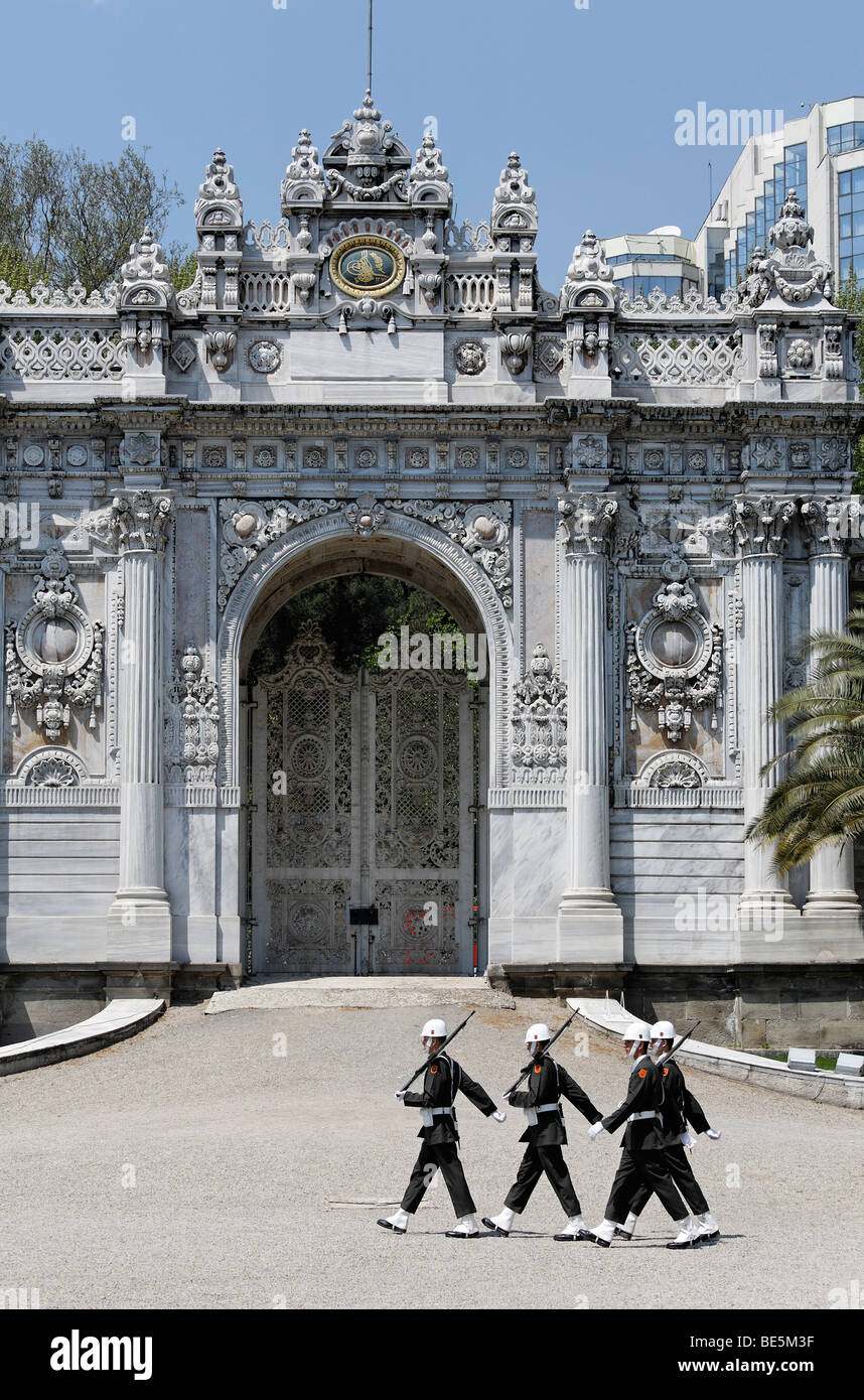 Un gruppo di bambini della scuola di passato a piedi il Sultan's Gate, il palazzo Dolmabahce e Palazzo del sultano dal xix secolo, Besiktas Foto Stock