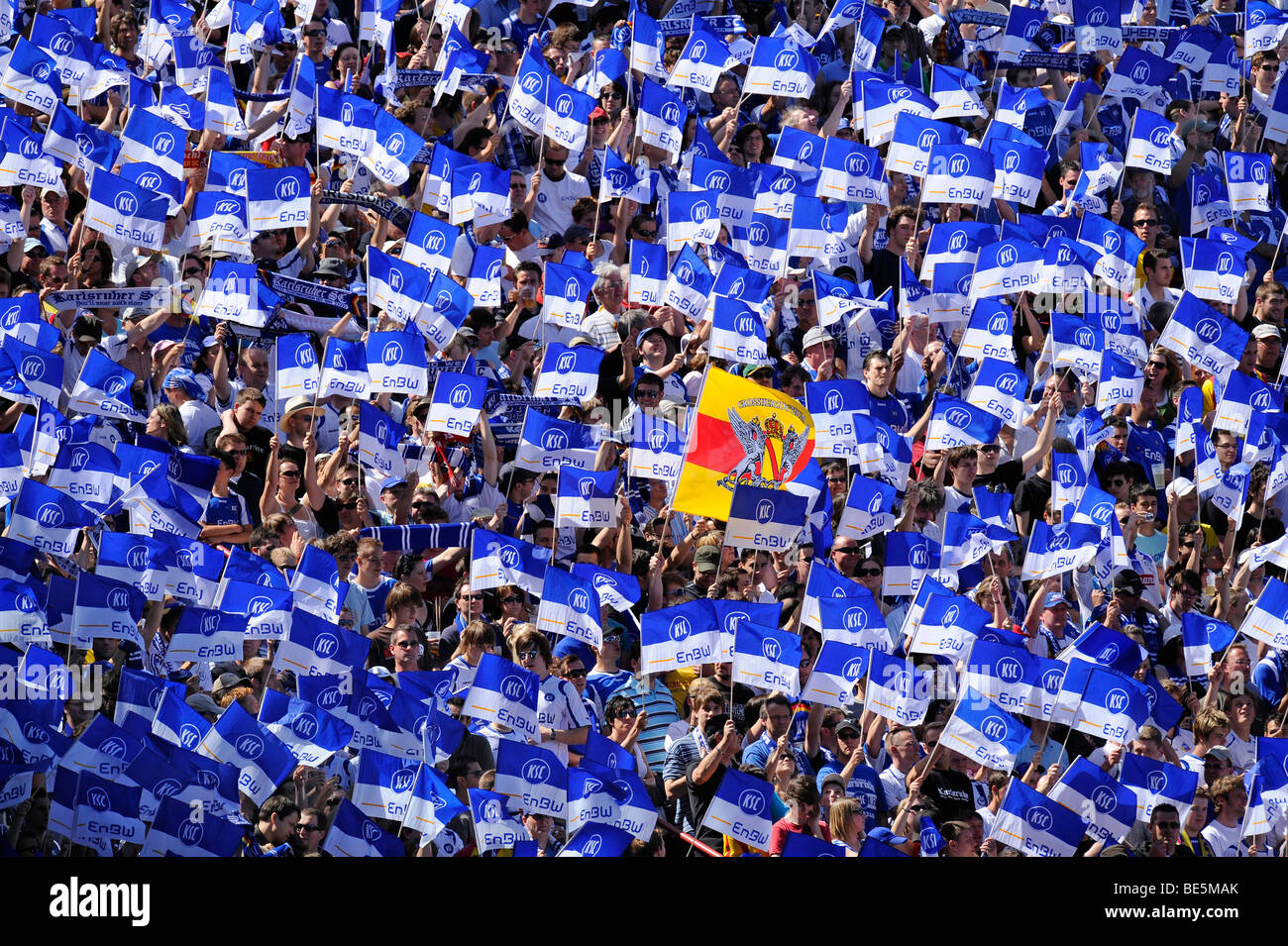 Karlsruher SC blocco ventola con bandiera di Baden, Wildpark Stadium di Karlsruhe, Baden-Wuerttemberg, Germania, Europa Foto Stock