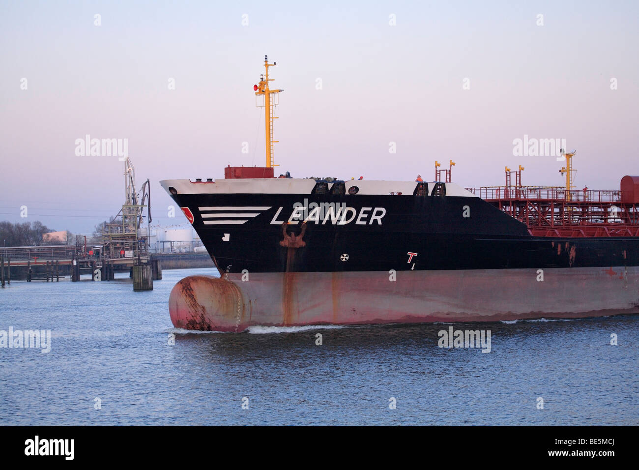 Tanker Leander, Porto, Koehlbrand, città anseatica di città anseatica di Amburgo, Germania, Europa Foto Stock