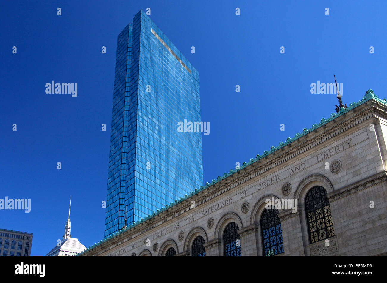 Costruzione di dettaglio della Boston Public Library building, la nuova torre di John Hancock nel retro, Boston, Massachusetts, STATI UNITI D'AMERICA Foto Stock