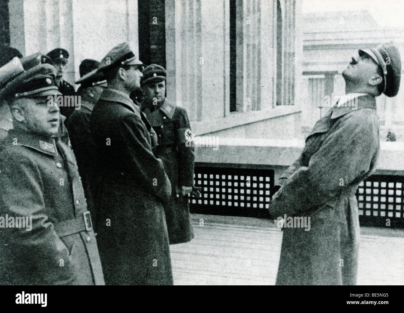 Adolf Hitler ispeziona il nuovo edificio Fuehrerbau presso la piazza Koenigsplatz, sinistra di lui Reichsleiter Reich leader Amann, Rudo Foto Stock