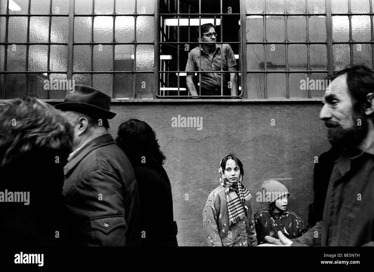 Un lavoratore si affaccia delle finestre della KD opere di ingegneria a Praga durante lo sciopero generale. Praga Nov 1989. Cecoslovacca Foto Stock