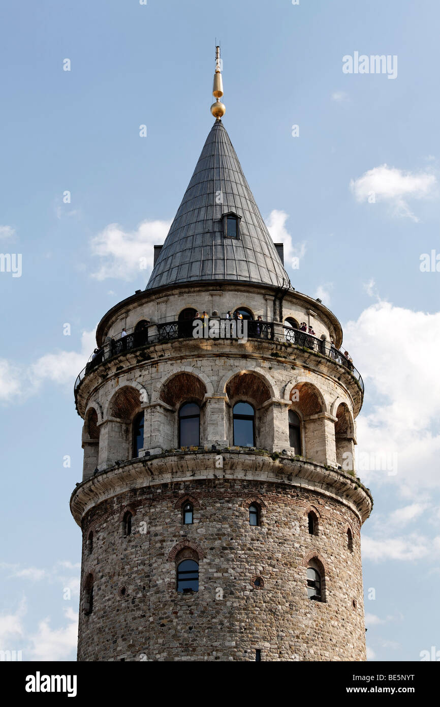 Torre di Galata, turisti sulla piattaforma di osservazione, Beyoglu, Istanbul, Turchia Foto Stock