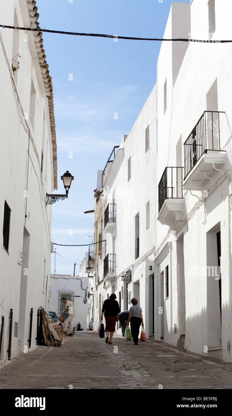Scena quotidiana in un piccolo vicolo del villaggio andaluso di Vejer de la Frontera, Andalusia, Spagna, Europa Foto Stock