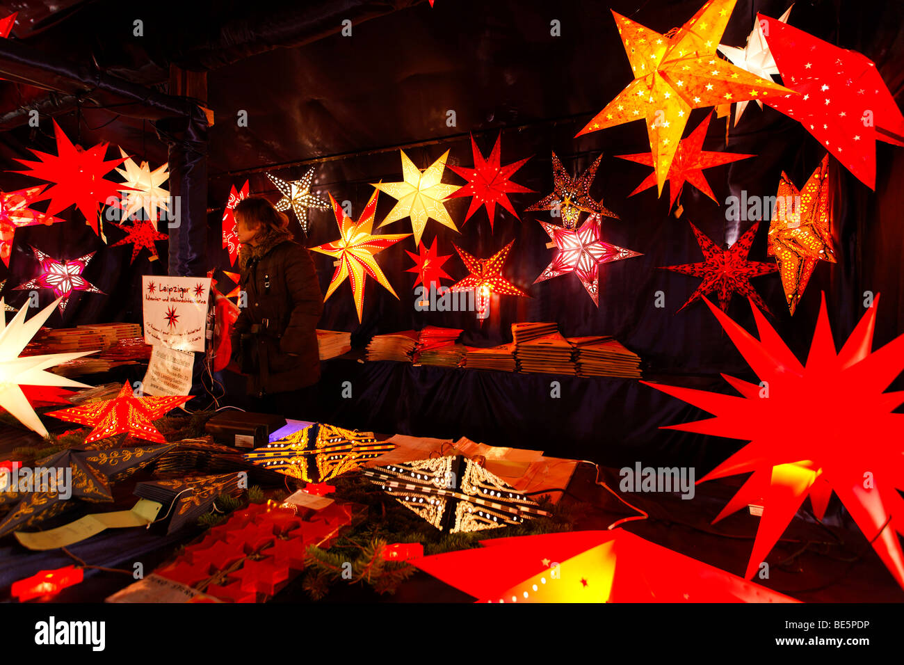 Stand con stelle di natale, rosso, Christkindlesmarkt, mercato di Natale, città storica, Norimberga, Media Franconia, Franconia, B Foto Stock
