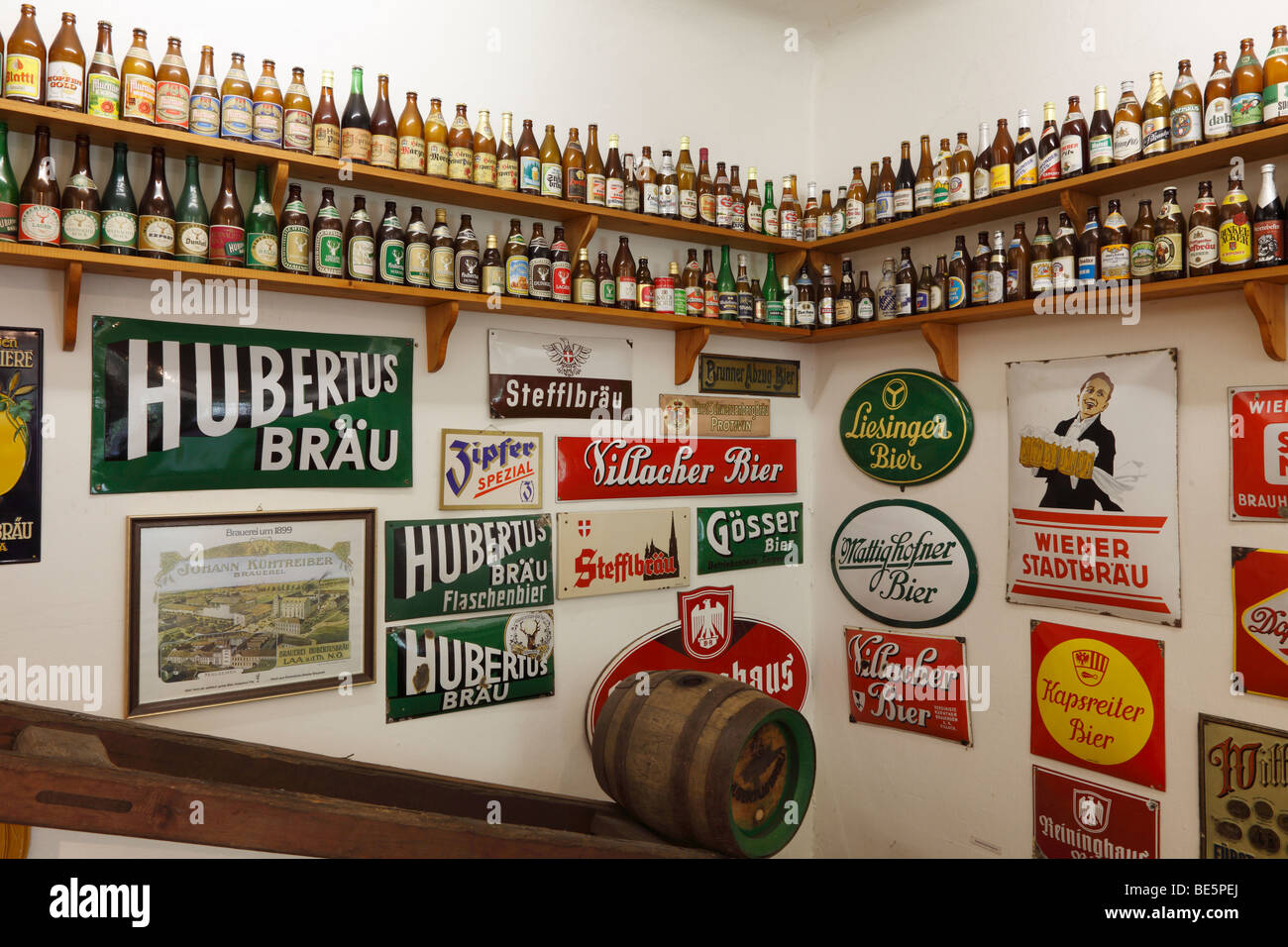 Collezione di bottiglie di birra, museo della birra in Laa an der Thaya, regione di Weinviertel, Austria Inferiore, Austria, Europa Foto Stock