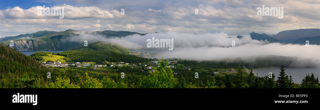 Panorama della bassa misty cloud su bonne bay a norris punto braccio est il golfo di St Lawrence Terranova in serata Foto Stock