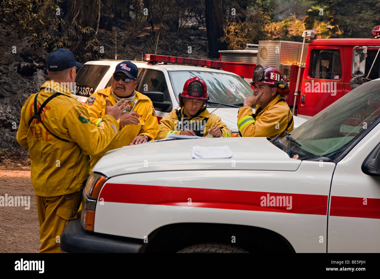 Battaglione di pianificazione dei capi di attacco a California Lockheed wildfire in Santa Cruz Mountains. CALFIRE/CDF Foto Stock