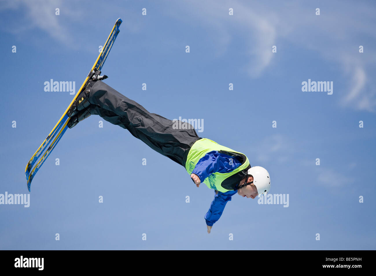 Posso fare? Appena un po' più di rotazione.. Un sciatore freestyle eying acquosa del punto di atterraggio durante i Giochi Olimpici estate pratica Foto Stock
