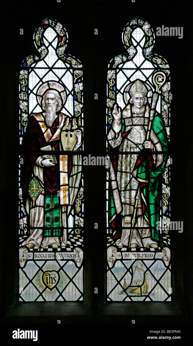 Le vetrate colorate raffiguranti Santi Wilfrid e Ignazio di Antiochia, St Wilfred la Chiesa Metheringham Foto Stock