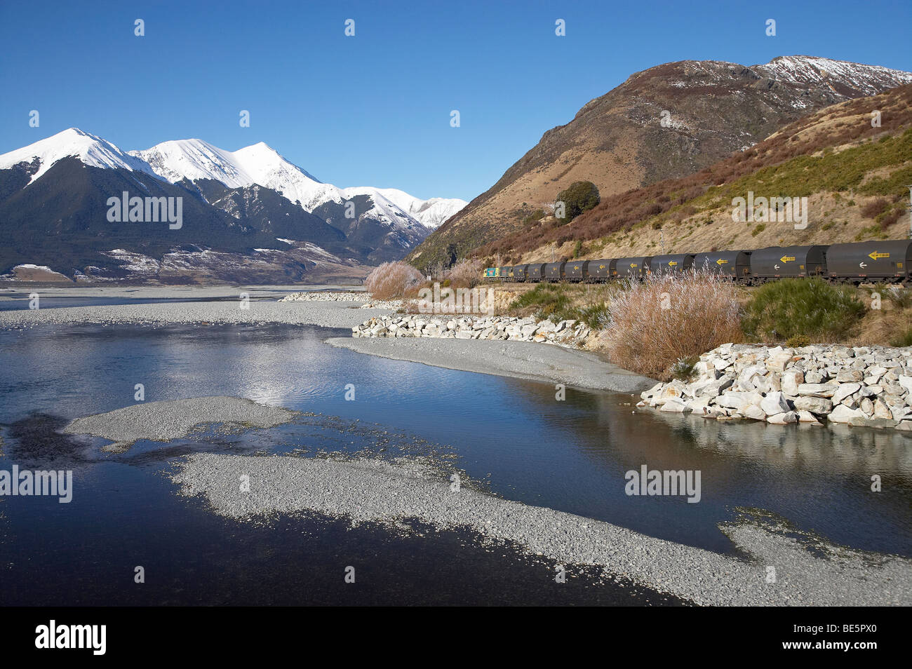 Fiume Waimakariri, Mt Binser, Cass Hill e del carbone in treno, da Mt ponte bianco, Arthur's Pass Road, Canterbury, Nuova Zelanda Foto Stock