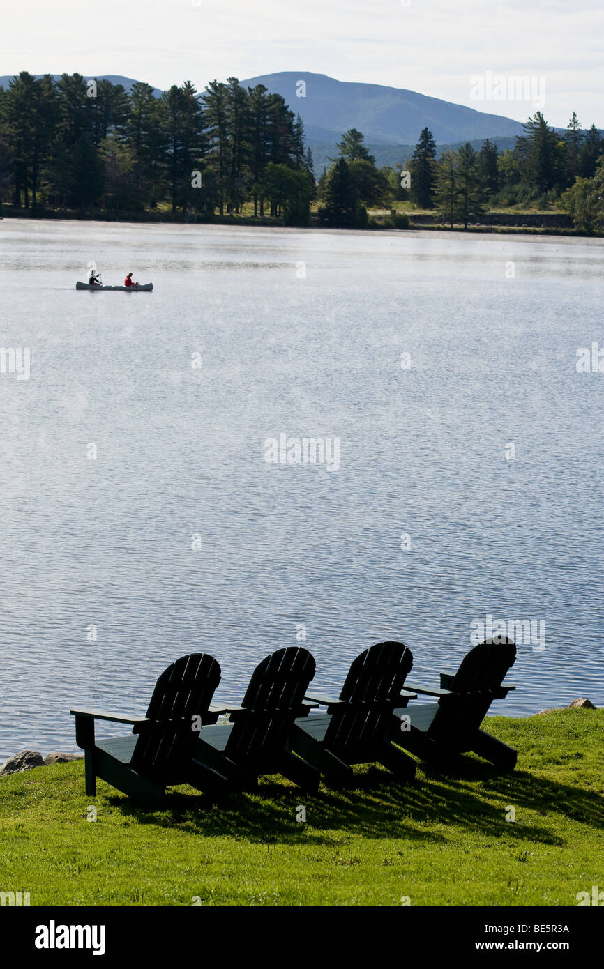 Ottima vista dell'Adirondack picchi di alta. Quattro sedie Adirondack impostato per visualizzare le alte cime del parco. Foto Stock