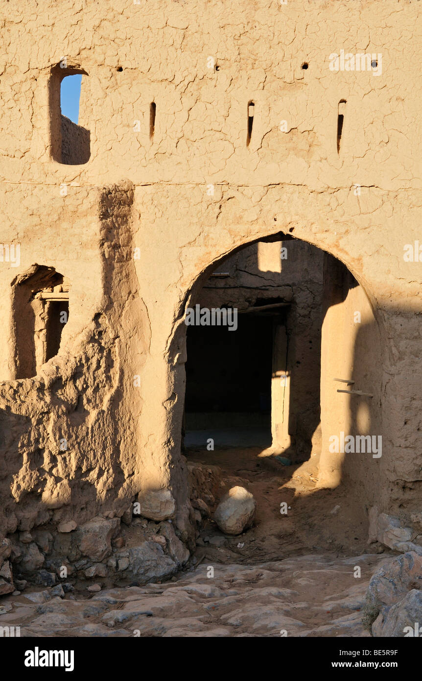 Rovine della storica città di adobe di Al Sulaif vicino Ibri, city gate, Hajar al Gharbi montagne, Al Dhahirah Regione, Sultanato dell Foto Stock