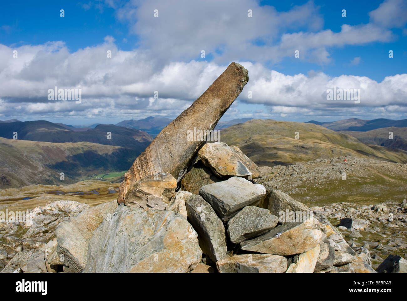 Cairn sulla cima degli Allen Crags nelle Lake District Fells, Cumbria, Inghilterra. Con Glaramara sullo sfondo. Foto Stock