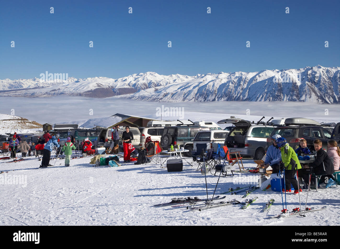 Pranzo a Picnic, Roundhill Ski Area, nebbia oltre il Lago Tekapo, gamma Hall, Mackenzie Country, Canterbury, Nuova Zelanda Foto Stock