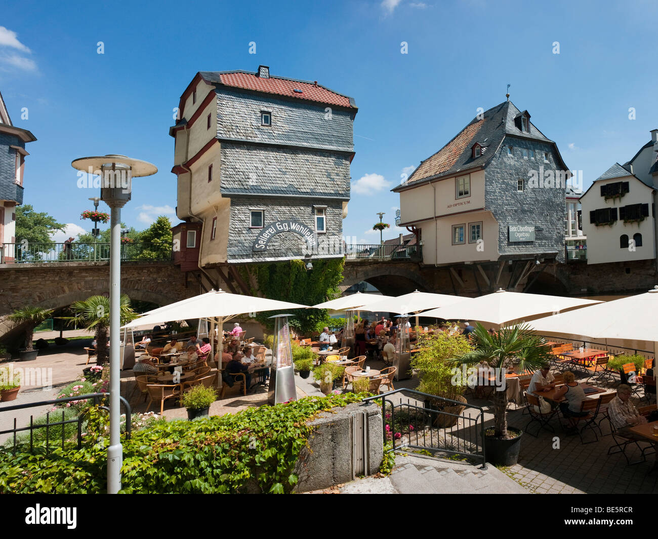 Il vecchio ponte sul fiume Nahe con case di ponte a Bad Kreuznach, Renania-Palatinato, Germania, Europa Foto Stock