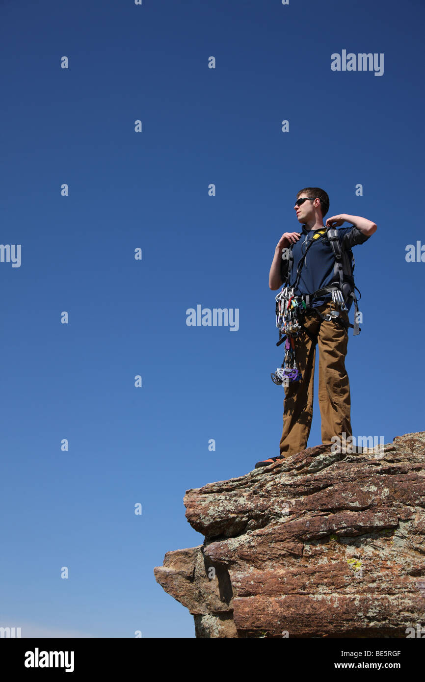 Rocciatore sorge sulla mensola Foto Stock