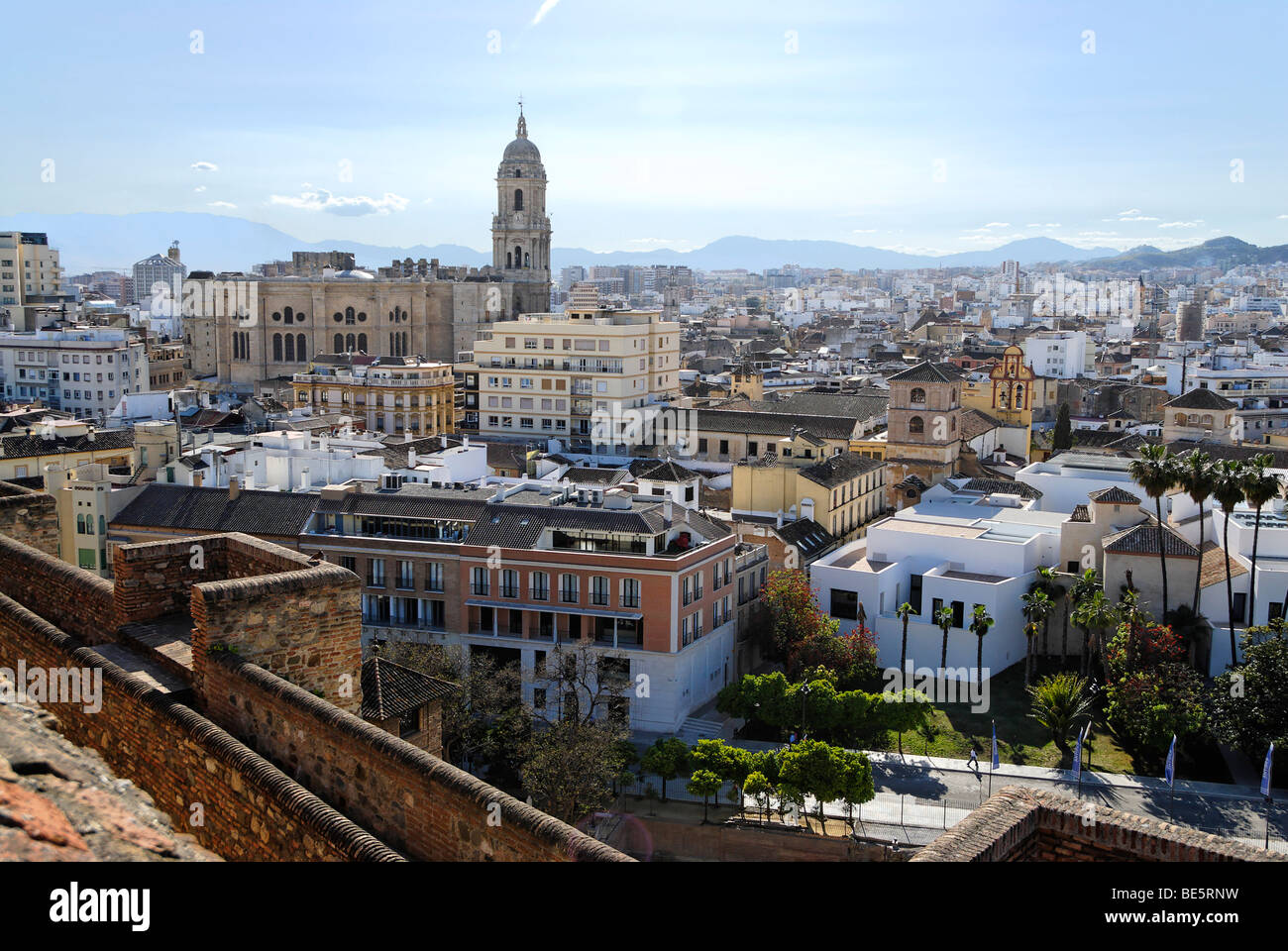 La vista dal Castello Alcazaba al centro storico con la cattedrale, Malaga, Andalusia, Spagna, Europa Foto Stock