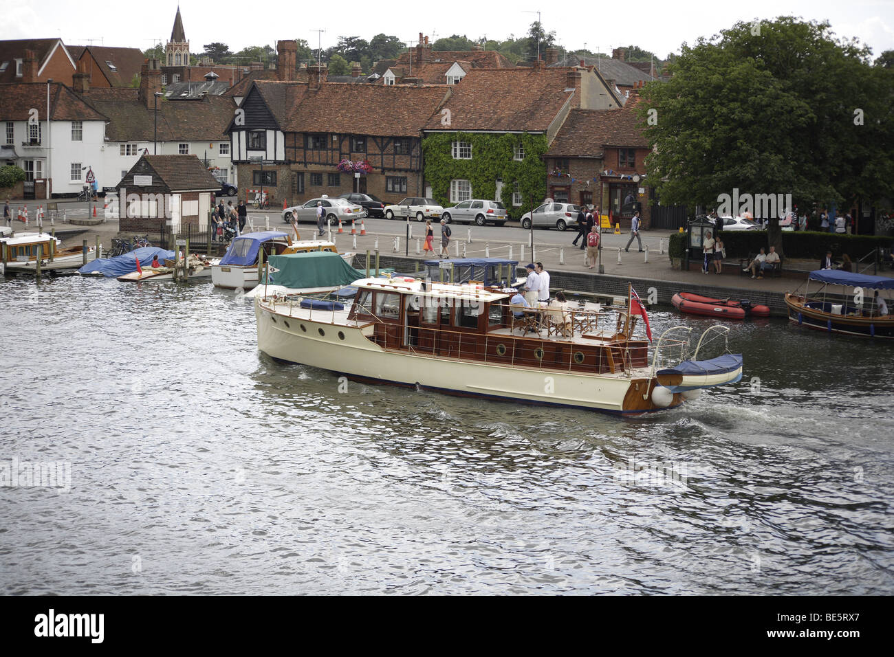 Imbarcazioni da fiume Henley Regatta,River Thames Regno Unito tradizionale evento annuale delle università britanniche.custodi e waterside attrazioni Foto Stock