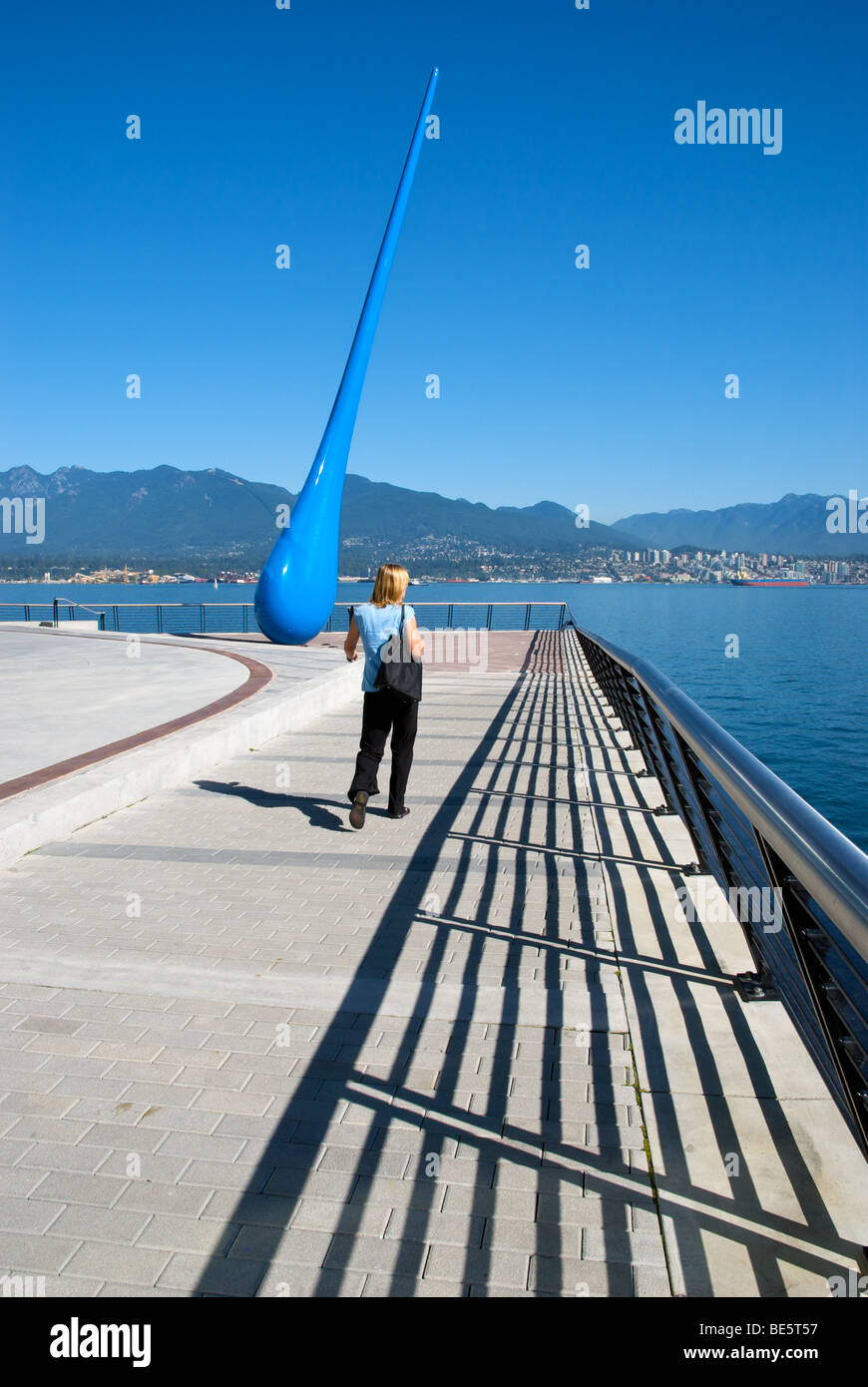 La discesa, 20 metri di scultura su Vancouver porto interno, da Berlino a base di gruppo artista Inge Idee Foto Stock