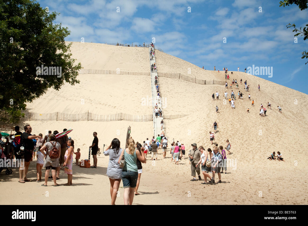 Persone che salgono sulle Dune du Pilat, Aquitaine, Francia Foto Stock