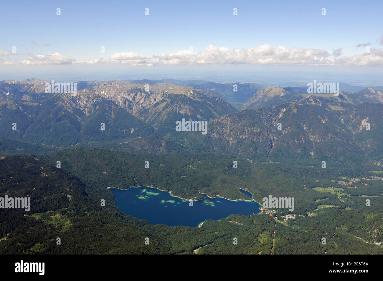 Vista dal Monte Zugspitze verso nord oltre il Lago di BEI e la Grainau stazione a valle del distretto di Garmisch-Partenkirchen Foto Stock