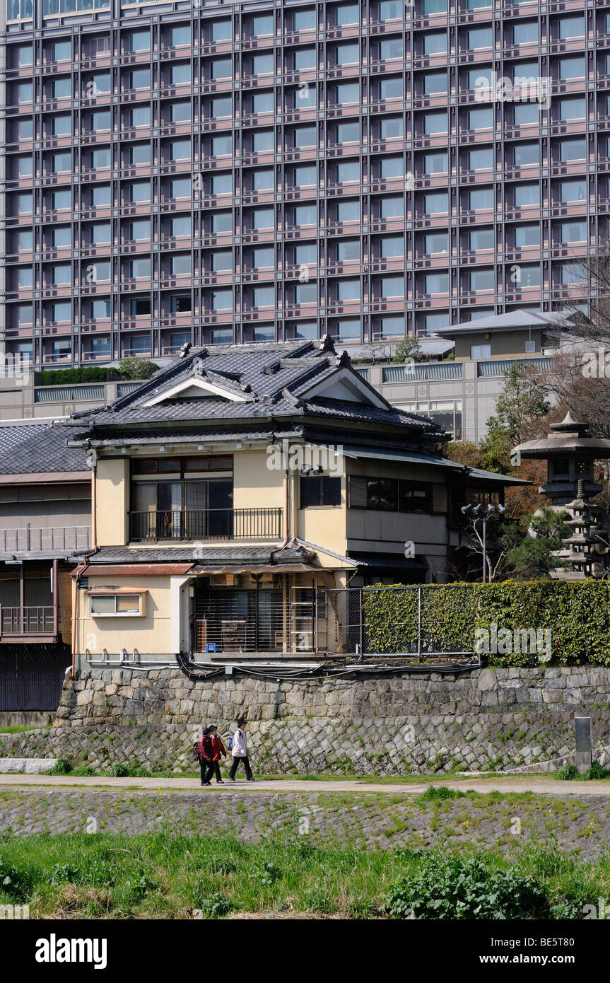 Casa Tradizionale di fronte un grattacielo facciata, Hotel Okura, nel centro di Kyoto, Giappone, Asia Foto Stock