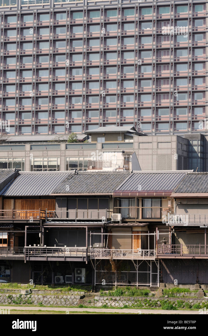Case tradizionali di fronte un grattacielo facciata, Hotel Okura, nel centro di Kyoto, Giappone, Asia Foto Stock