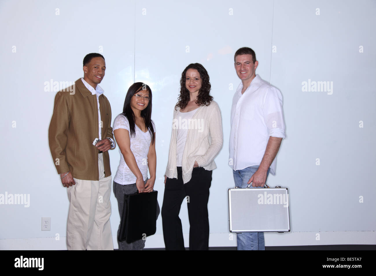 Ritratto di gruppo di giovani informali di lavoro persone Foto Stock