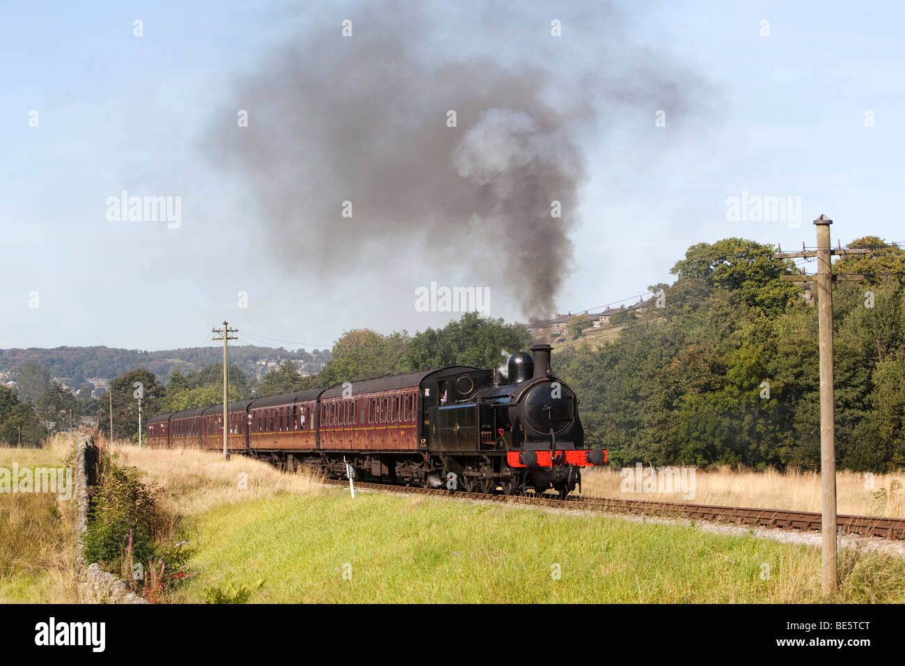 Regno Unito, Inghilterra, Yorkshire, Keighley e vale la pena di Valley Steam Railway, Taff Vale locomotiva passando attraverso Haworth Foto Stock