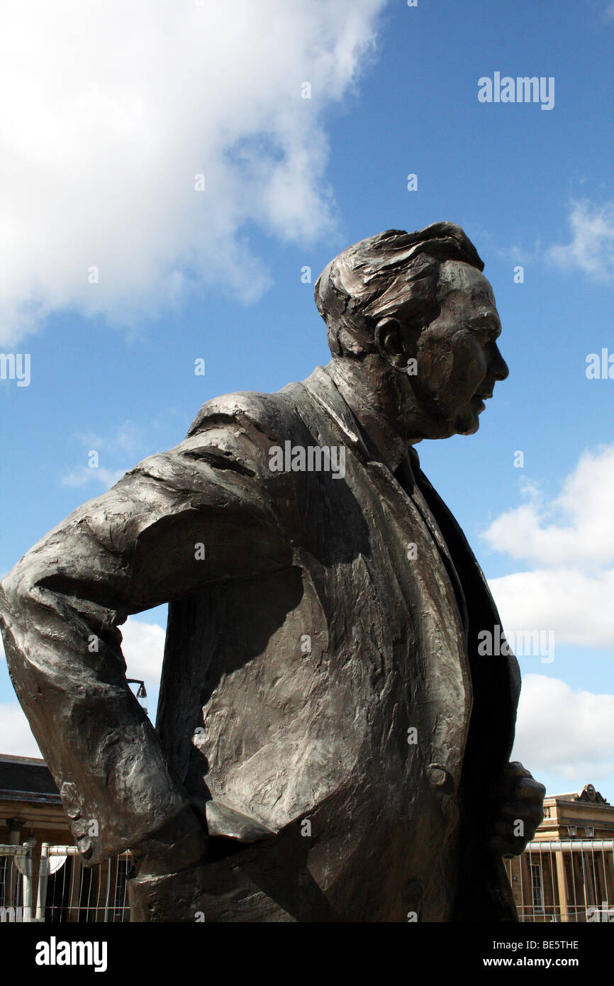 Harold Wilson scultura Huddersfield Kirklees fuori dalla stazione di St Georges Square Foto Stock